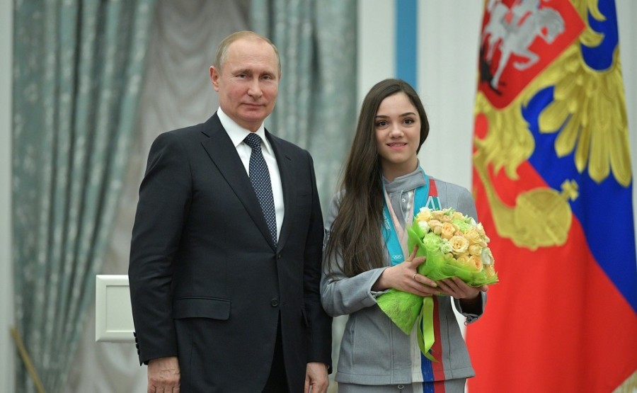 Vladimir Putin, presidente de Rusia, posa con Evgenia Medvedeva, la flamante campeona mundialo de patinaje artístico sobre hielo. Foto de archivo. 