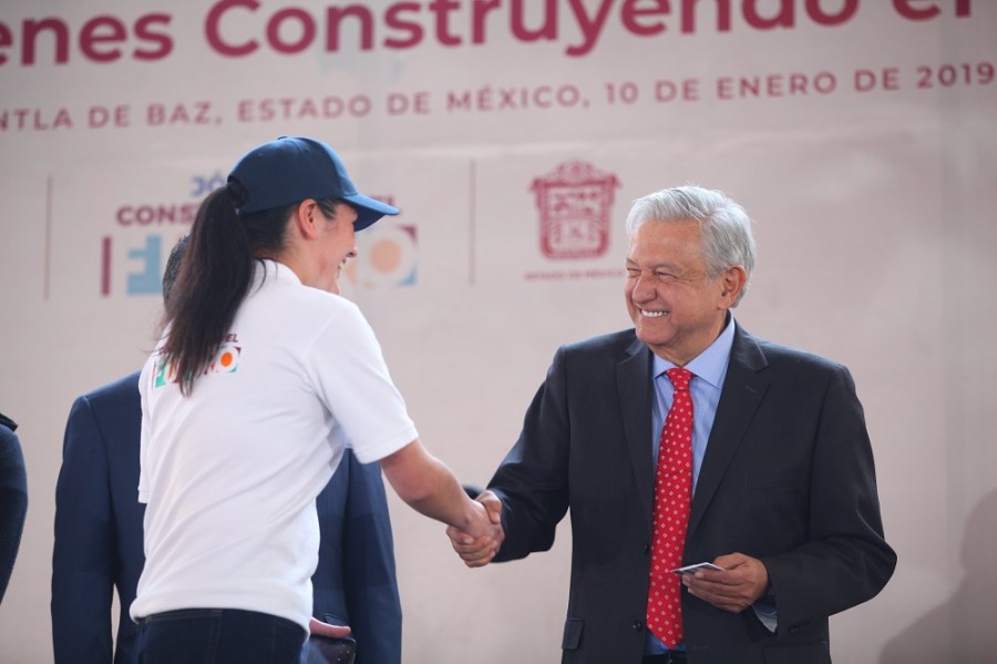 El presidente Andrés Manuel López Obrador dio el banderazo inicial del programa Jóvenes construyendo el futuro con la entrega a los jóvenes para que reciban su beca. Foto de presidencia. 
