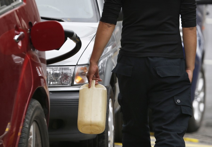 Las acciones tomadas por el gobierno para combatir el robo de combustibles en el país tendrán poco impacto en la calificación de México, serán positivas para Pemex, dicen expertos de Moodys. Foto de AP/Marco Ugarte. 