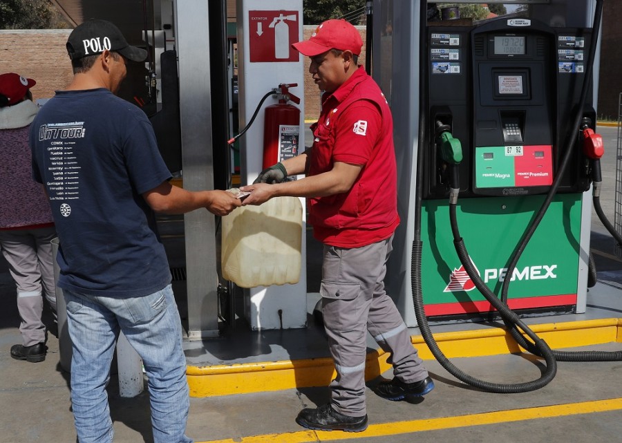 La crisis por escasez de combustibles en México podría profundizar el menor dinamismo económico en 2019. Foto de AP/Marco Ugarte.