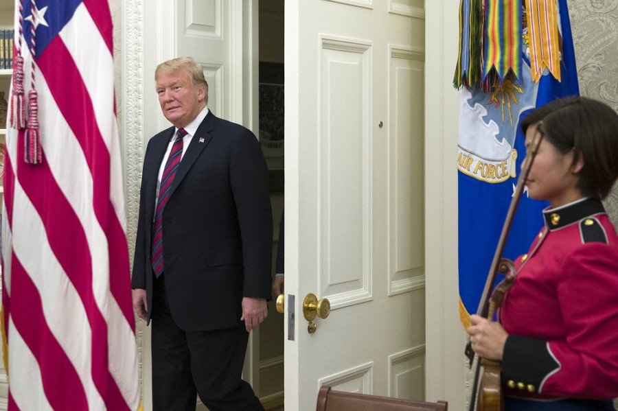 El presidente Donald Trump llega para una ceremonia de naturalización en la Oficina Oval posterior a la presentación de su oferta migratoria. (Foto de AP / Alex Brandon)