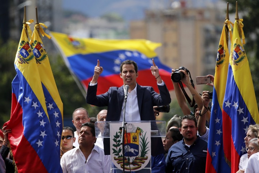 Juan Guaidó, presidente de la Asamblea Nacional venezolana, se declara presidente interino hasta que se puedan realizar elecciones, una acción que ha generado la peor crisis política del país sudamericano en casi dos décadas. Foto AP/Fernando LLano.