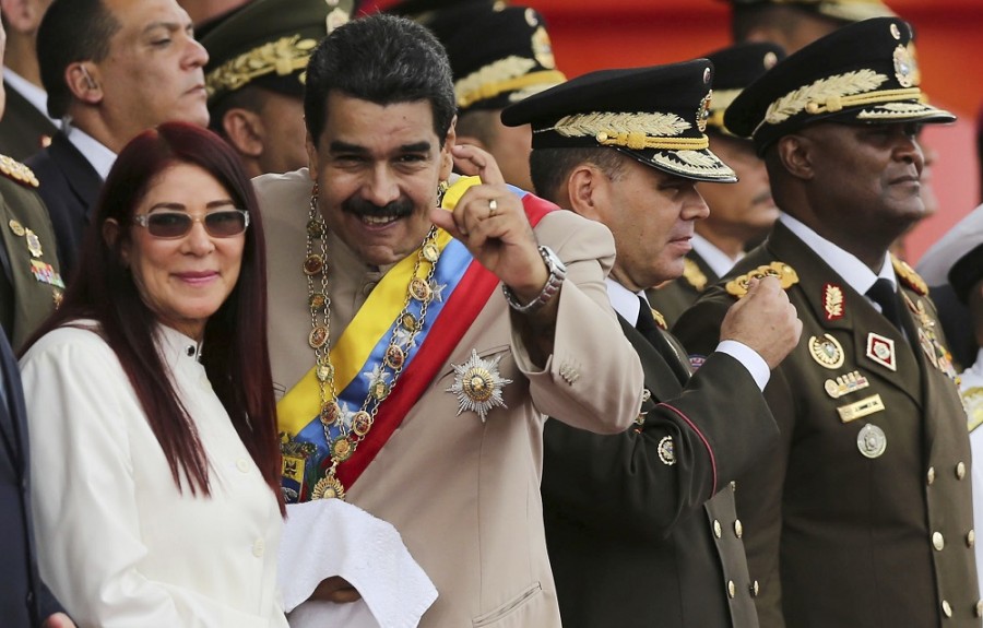 En esta foto del 24 de enero de 2017, Nicolás Maduro, el presidente de Venezuela, segundo a la izquierda; y su esposa Cilia Flores, al centro izquierda, posan para la foto durante la celebración del Día del Ejército en el Fuerte Tiuna, en Carcas,Venzuela. Foto AP/Fernando Llano.