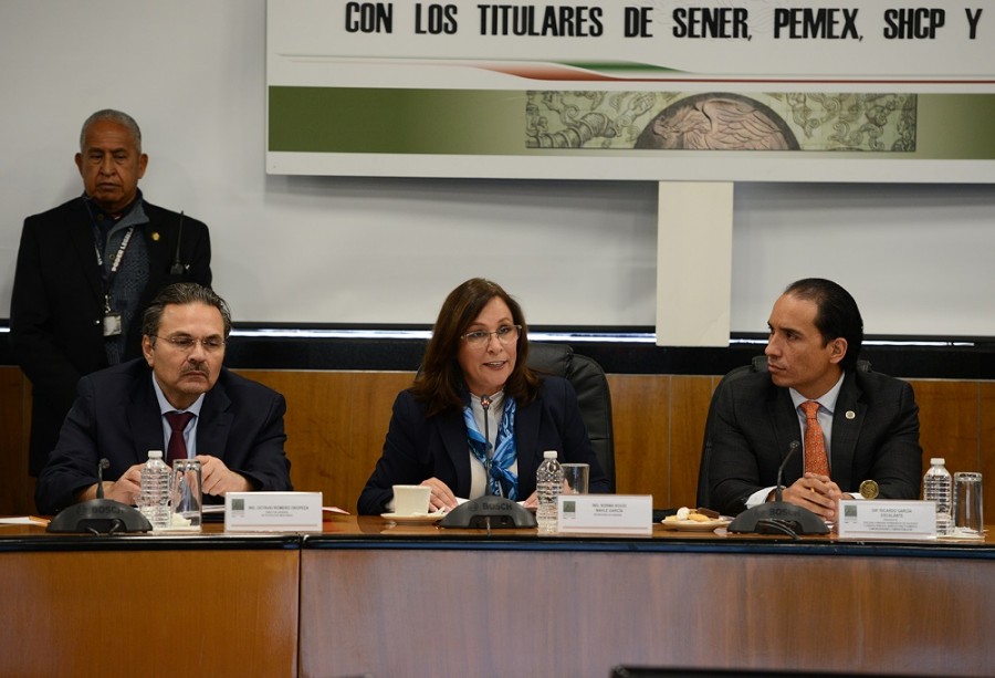 Rocío Nahle, al centro, la titular de Energía en el gobierno de Andrés Manuel López Obrador, descartó la posibilidad de nuevos permisos para importación de gasolina este año. Foto de archivo. 