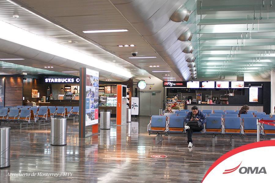 OMA, que administra el aeropuerto de Monterrey, terminó su contrato con SSL en 2017 debido a un supuesto incumplimiento en sus obligaciones de instalar y adaptar espacios publicitarios. Foto de archivos.