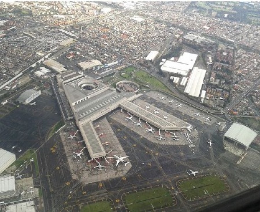 Las obras de mantenimiento de la pista 05 izquierda del Aeropuerto Internacional de la Ciudad de México (AICM), así como la extensión de la Terminal 2 del aeródromo, iniciarán en los siguientes días. Foto de archivo.