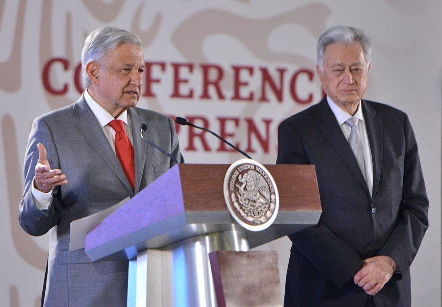 El presidente Andrés Manuel López Obrador y Manuel Bartlett, el director de CFE, en una conferencia de prensa. Foto de Presidencia.