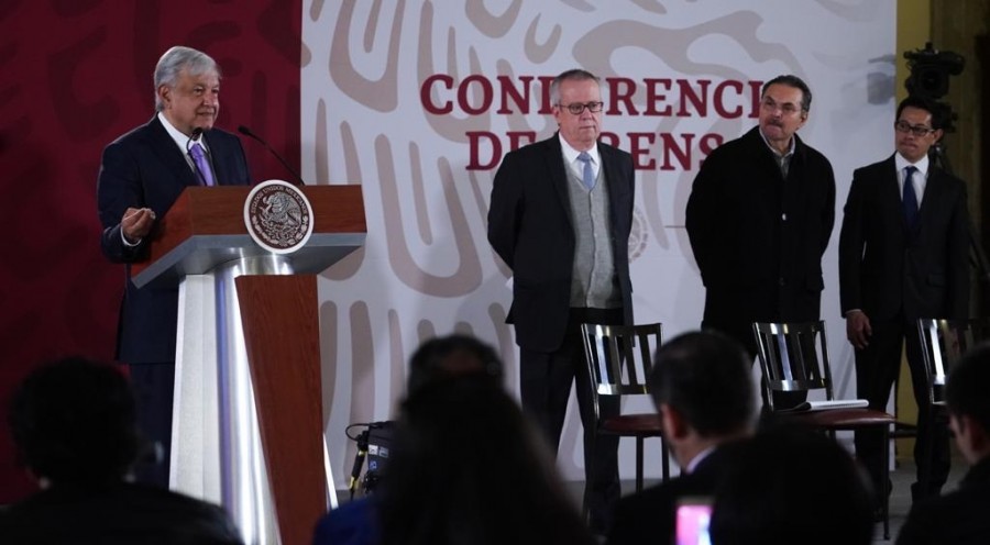 El presidente López Obrador en la conferencia donde anunció el apoyo del gobierno a Pemex. Atrás están, de izquierda a derecha, el secretario de Hacienda y Crédito Público, el director de Pemex y el director de finanzas de la petrolera estatal. Foto de Presidencia. 