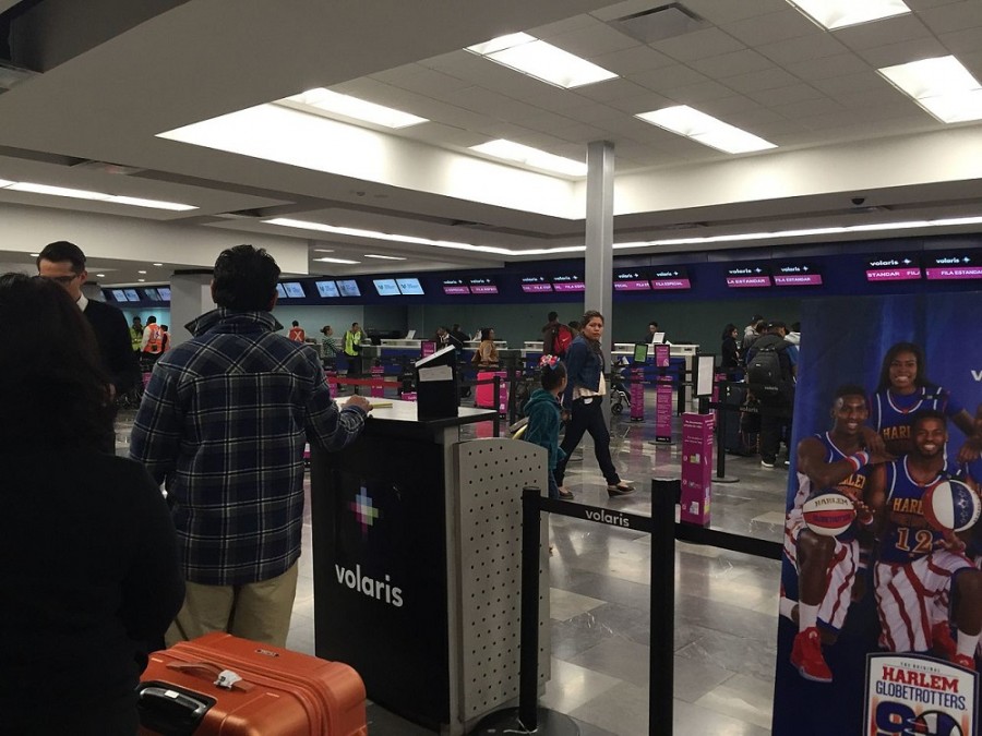 Los beneficiarios del programa podrán agilizar el proceso de revisión de seguridad en los aeropuertos de Estados Unidos donde opera Volaris. Foto de archivo.