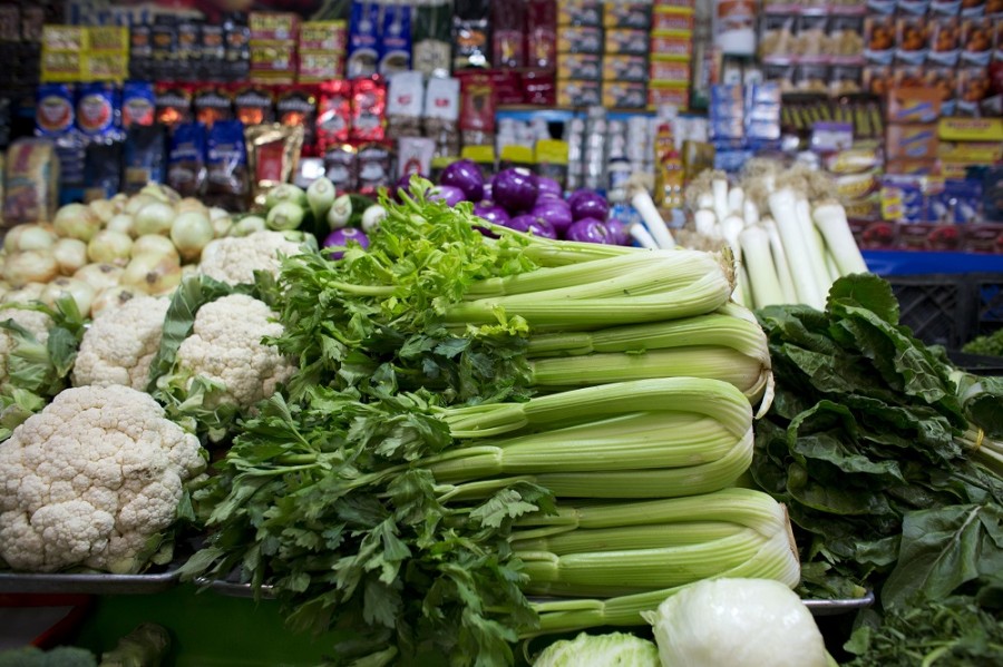Un puesto de venta de verduras y vegetales en el mercado Medellín, en Ciudad de México. Foto de AP/Rebecca Blackwell. 