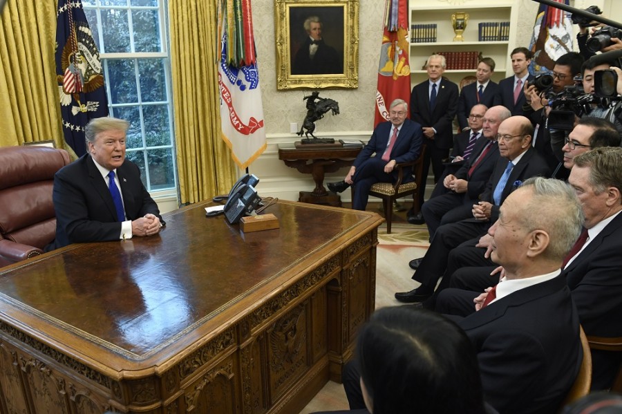 Los gobiernos de China y Estados Unidos están cerca de un acuerdo comercial que ponga fin a las disputas, dijo el presidente Donald Trump desde la Oficina Oval de la Casa Blanca. Foto AP/Susan Walsh.