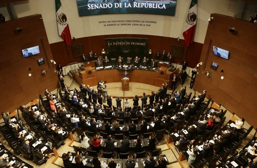 Senadores del partido Movimiento Regeneración Nacional presentarán iniciativa para ejercer mayor control, vía revocación, de las agencias calificadoras crediticias que operan en México. Foto AP.