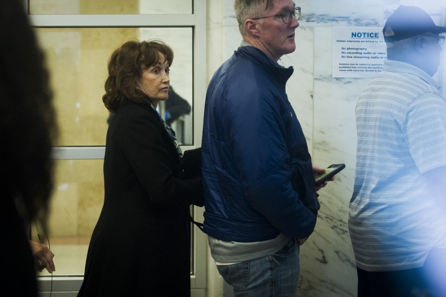La esposa de Paul Manafort, Kathleen Manafort, espera ingresar al Tribunal de Distrito de EUA para asistir a la audiencia de sentencia de Paul Manafort en Washington, el miércoles 13 de marzo de 2019. Foto AP/Cliff Owen.