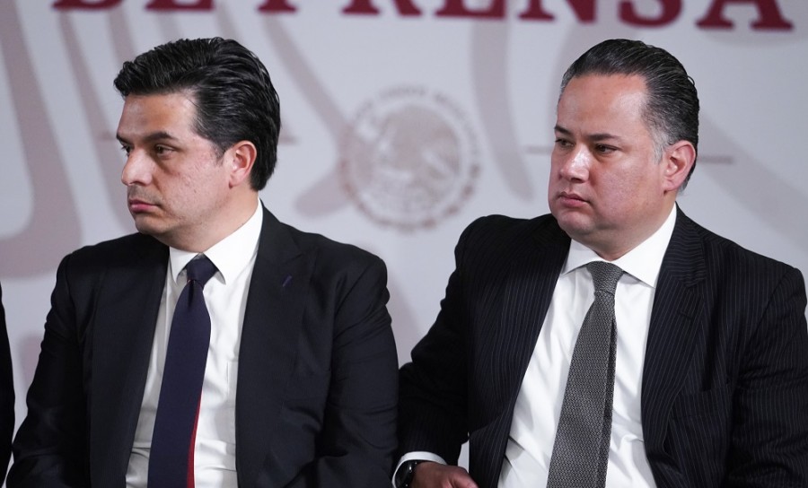 Zoé Robledo, el subsecretario de Gobernación, y Santiago Nieto, el titular de la Unidad de Inteligencia Financiera, en la conferencia matutina de presidencia. Foto cortesía de presidencia. 