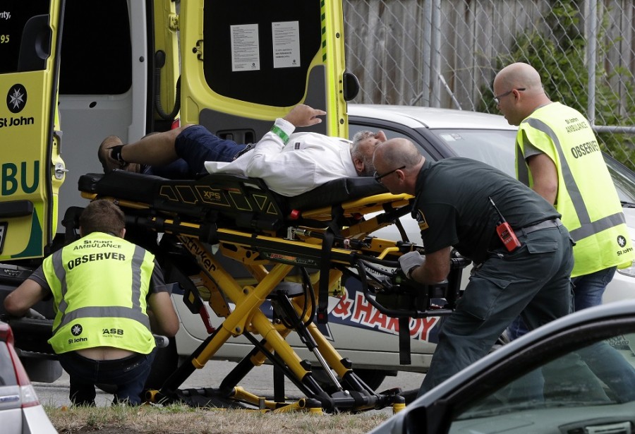 Personal de ambulancia saca a un hombre herido de una mezquita del centro de Christchurch, Nueva Zelanda, el viernes 15 de marzo de 2019. Múltiples personas murieron en tiroteos masivos en dos mezquitas llenas de fieles que asistían a las oraciones del viernes sobre lo que la primera ministro calificó como “uno de los días más oscuros de Nueva Zelanda”, mientras las autoridades detenían a cuatro personas y desactivaban artefactos explosivos en lo que pareció ser un ataque cuidadosamente planeado. Foto AP/Mark Baker.