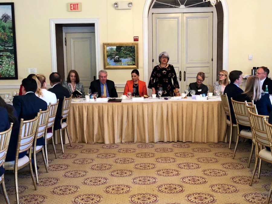 Graciela Márquez (de pie), la secretaria de Economía de México, encabeza una delegación de funcionarios del país que viajó a EUA para discutir el proceso de ratificación del TMEC. Foto tomada de la cuenta de Twitter de la Embajada de México en EUA. 