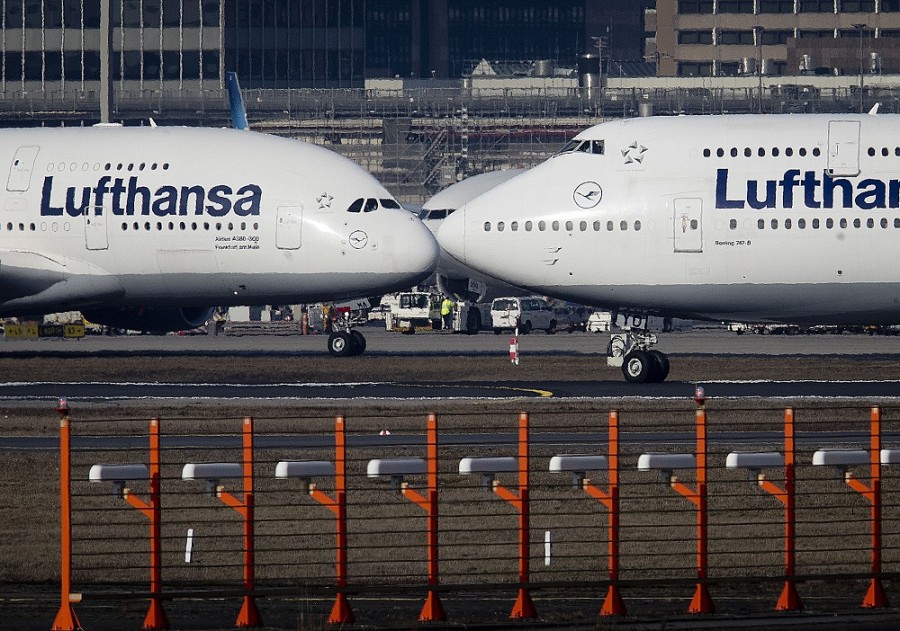 Un Airbus A380, a la izquierda, y un Boeing 747, ambos de la aerolínea Lufthansa, se cruzan en el aeropuerto de Frankfurt, Alemania. El fabricante europeo Airbus ha decidido dejar de fabricar su modelo más grande para 2021 por falta de clientes, abandonando así el avión de pasajeros más grande del mundo y uno de los esfuerzos más ambiciosos y problemáticos de la industria de la aviación. Con esa decisión, el 7474 de Boeign recuperará el título del avión más grande del mundo. Foto AP/Michael Probst.