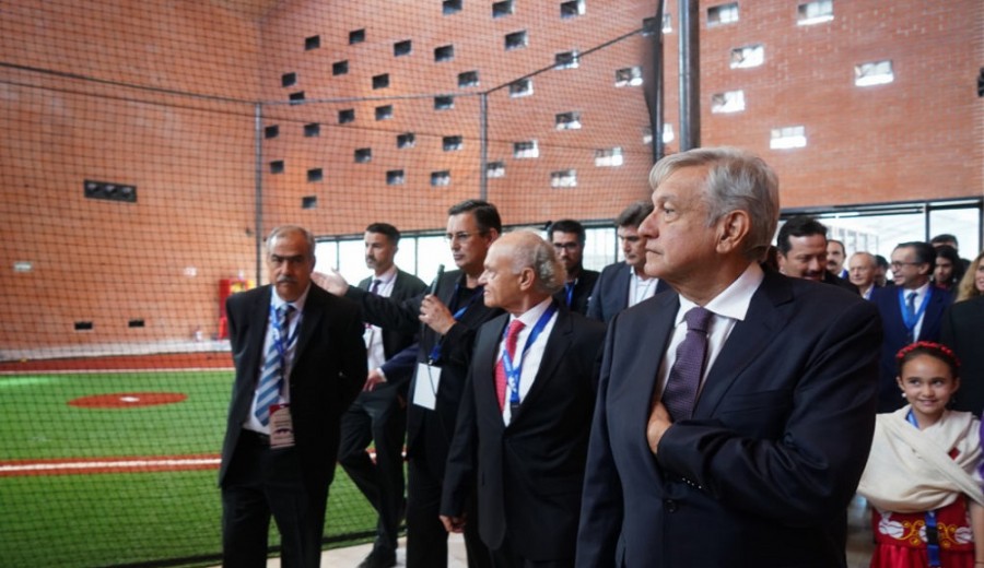 El presidente Andrés Manuel López Obrador (derecha y al frente), acompañado del empresario Alfredo Harp (a su lado derecho) durante la inauguración del saló de la fama del beísbol a finales de febrero en la ciudad de Monterrey, NL. Foto Presidencia de la República.