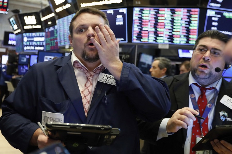La bolsa cae 2.2%, su peor desempeño diario desde mediados de diciembre. Foto de AP/	Richard Drew