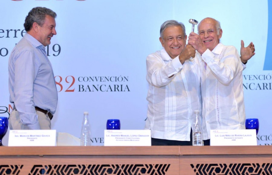 El presidente Andrés Manuel López Obrador entregó el mazo de mando a Luis Niño de Rivera, nuevo presidente de la Asociación de Bancos de México. Imagen de archivo.
