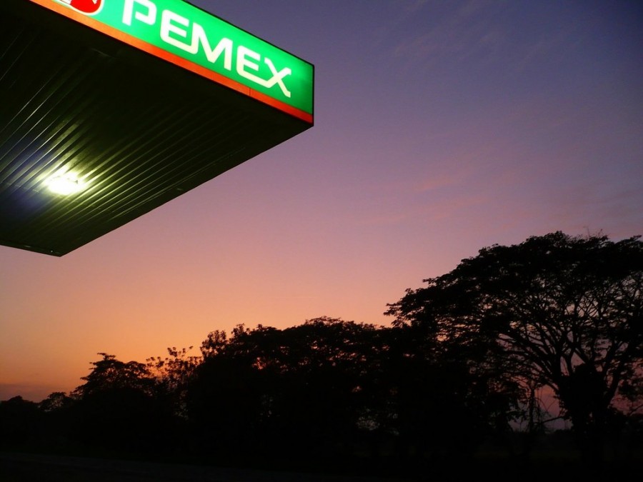 A pesar de la situación que enfrenta Pemex actualmente, los inversionistas no pierden la confianza en la empresa. Foto de archivo.