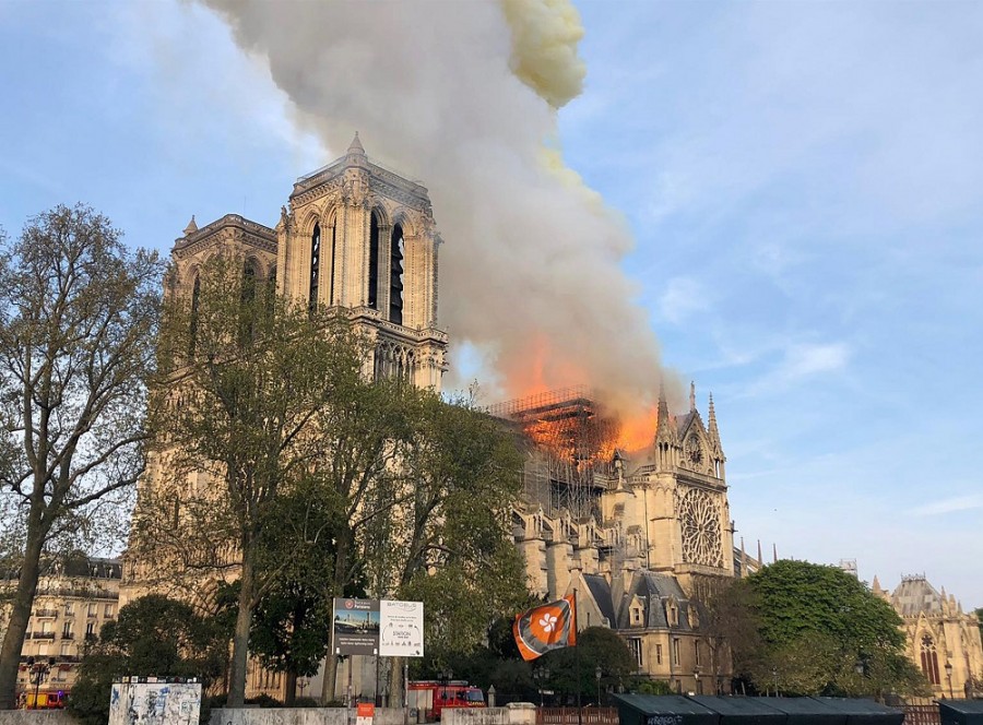 Notre Dame de París arde en llamas, no se conoce aún la fuente del incendio. Foto de AP.