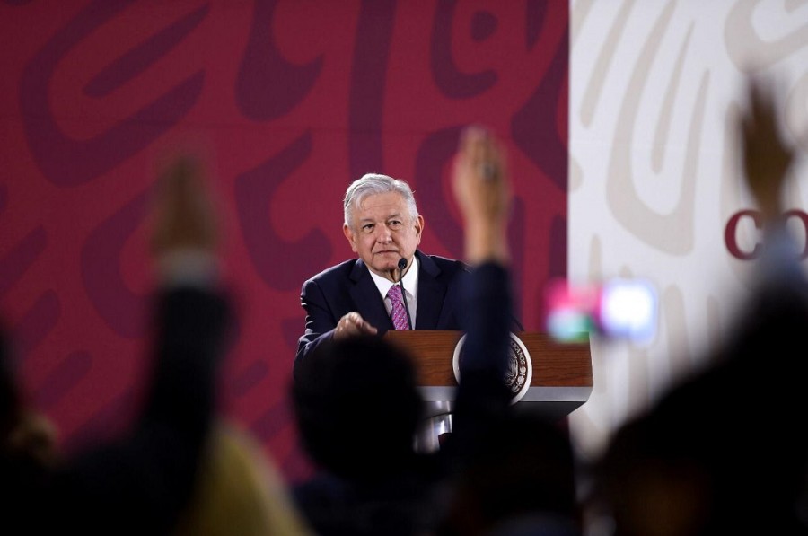 El presidente Andrés Manuel López Obrador desconcertó con su respuesta a la pregunta sobre quién en México le está exigiendo alcanzar la paz. Foto Presidencia de la República.