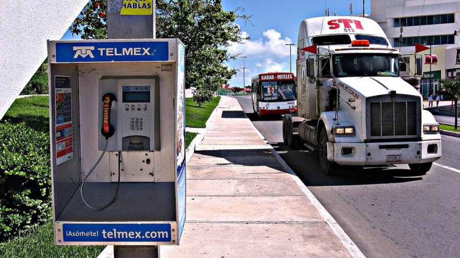 Telmex también propuso incrementos en prestaciones como aguinaldo, despensa y apoyo a transporte. Foto de archivo.