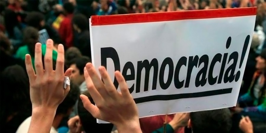 Conforme empobrece más Latinoamérica, más se cuestiona la democracia. Foto archivo. 