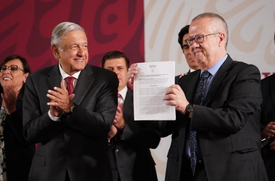 El presidente Andrés Manuel López Obrador y Carlos Urzúa, el secretario de Hacienda y Crédito Público, luego de firmar los acuerdos para refinanciar la deuda de Pemex. Foto de presidencia.