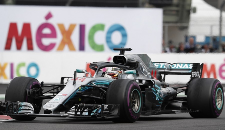 El piloto británico de Mercedes, Lewis Hamilton, conduce su automóvil durante la carrera de autos del Gran Premio de Fórmula Uno de México 2018 en el hipódromo de Hermanos Rodríguez. Foto AP / Eduardo Verdugo