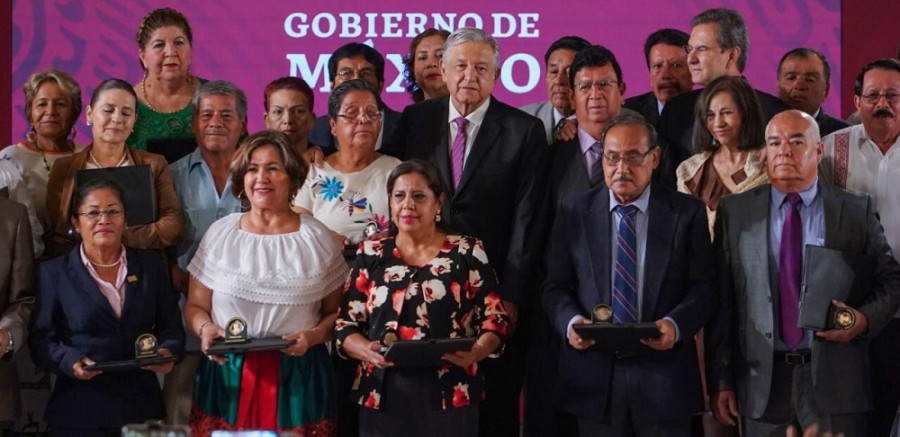 El presidente Andrés Manuel López Obrador recibió a un grupo de profesores en Palacio Nacional para celebrar el día del maestro. Foto de Presidencia. 