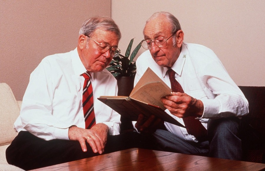 Esta es una foto sin fecha de William Hewlett, izquierda, y David Packard. Los dos fundaron la compañía de electrónica de Silicon Valley Hewlett-Packard y que la guiaron a la era de la informática. Foto AP/HO.