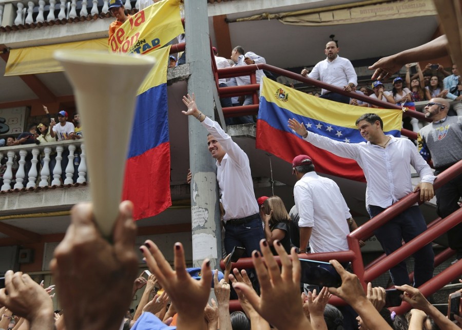 El líder opositor de Venezuela y autoproclamado presidente Juan Guaidó saludan a sus partidarios en Charallave, a las afueras de Caracas, Venezuela, el sábado 8 de junio de 2019. Guaidó está involucrado en una lucha de poder con el presidente Nicolás Maduro por el gobierno de Venezuela. Foto AP/Fernando Llano.