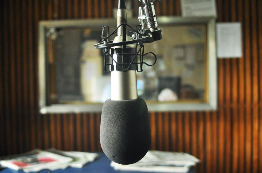 Desde inicio de año, Radio Centro comenzó una reconfiguración de su programación que implicó cancelación de programas y la próxima venta de su estación de radio en California. Foto de archivo.