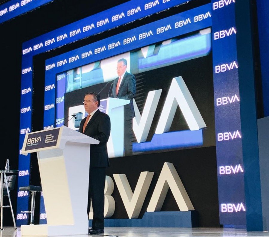 Alejandro Díaz de León, el gobernador del Banco de México, habla durante su participación en la reunión anual de consejeros regionales de BBVA México. Foto tomada de la cuenta de Twitter de BBVA. 