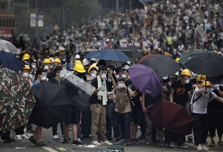 Las protestas masivas en Hong Kong han sido reprimidas con gas pimienta y balas de hule, los manifestantes buscan bloquear edificios del gobierno. Foto de AP/Vincent Yu.