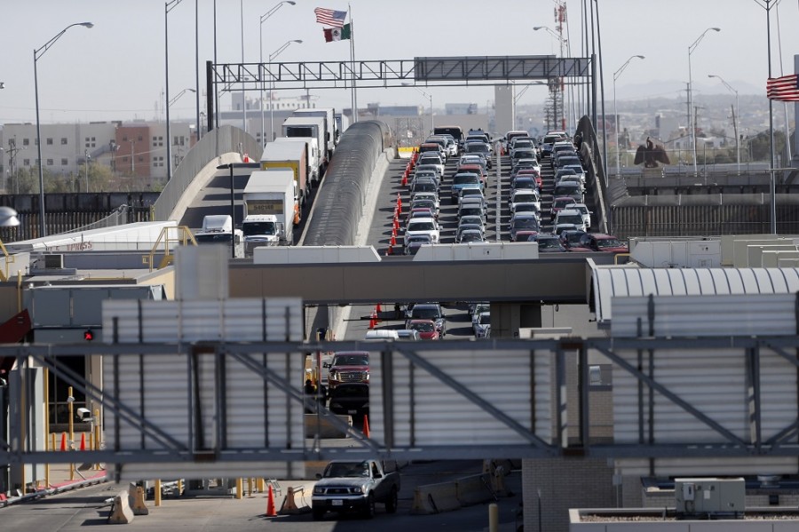 La Asociación Mexicana de Distribuidores de Automotores denunció que decenas de organizaciones operan un esquema para defraudar a los consumidores prometiéndoles regularizar a los automóviles de contrabando. Foto de AP/Gerald Herbert.