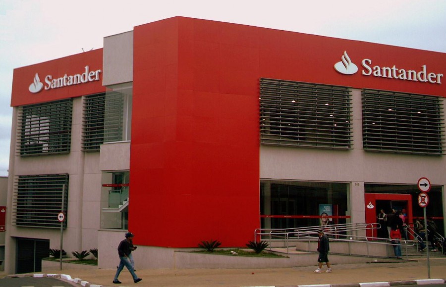 Santander emitirá hasta 572 millones de acciones, que significarían un aumento de 3.5% de su capital. Foto de archivo.