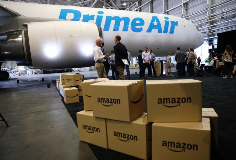 En esta foto vemos un ejemplo de la infraestructura logística de Amazon, competidor principal de Wal-Mart. Uno de los aviones Boeing 767 que constituyen la red de transporte aéreo de Amazon. AP Photo/Ted. S. Warren.