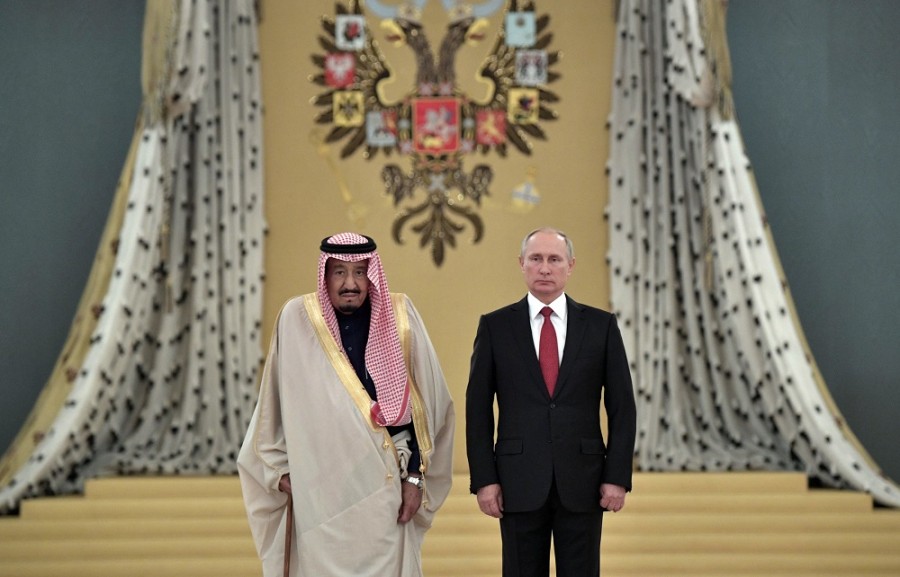 Vladimir Putin, el presidente de Rusia, a la derecha, y el rey Salman de Arabia Saudita posan para que los periodistas tomen sus placas en una ceremonia de bienvenida antes de sus charlas en el Kremlin en Moscú, Rusia, el jueves 5 de octubre de 2017. Foto AP/Alexei Nikolsky.