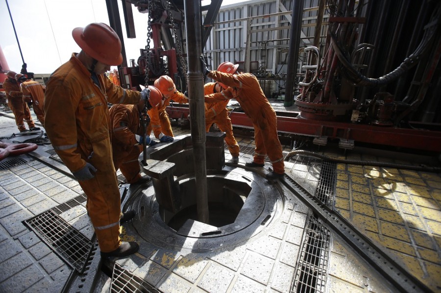 Un grupo de trabajadores de Pemex labora en una plataforma petrolera de la compañía, ubicada en el Golfo de México. Foto de AP/Darío López Mills. 