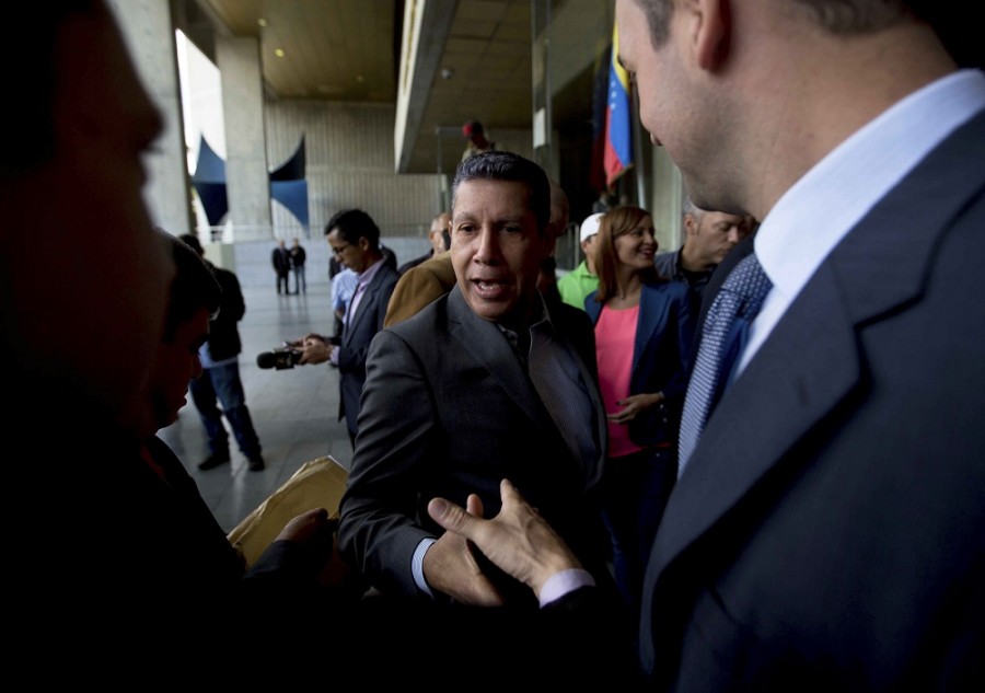 Ex candidato presidencial Henri Falcón saluda a miembros de la prensa cuando llega a la Corte Suprema en Caracas, Venezuela, miércoles 30 de mayo de 2018. Foto AP/Fernando Llano.