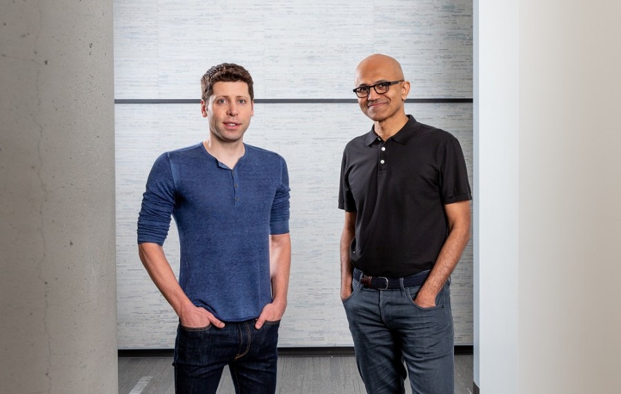 Sam Altman, director del laboratorio de inteligencia artificial, OpenAI, y Satya Nadella, director general de Microsoft. Foto de Microsoft.
