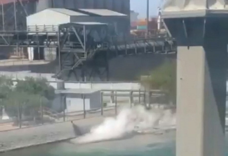 Grupo México dijo que ue el video que circula sobre la fuga muestra presencia de vapor provocada por la liberación de energía ante la reacción del derrame al entrar en contacto con el agua. Foto tomada de Twitter.