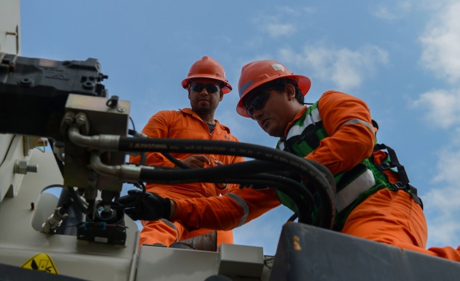 La empresa petrolera Pemex recibe una inyección de capital del gobierno, para ayudarla a superar la endeble situación financiera que atraviesa. Foto de la Secretaría de Energía. 