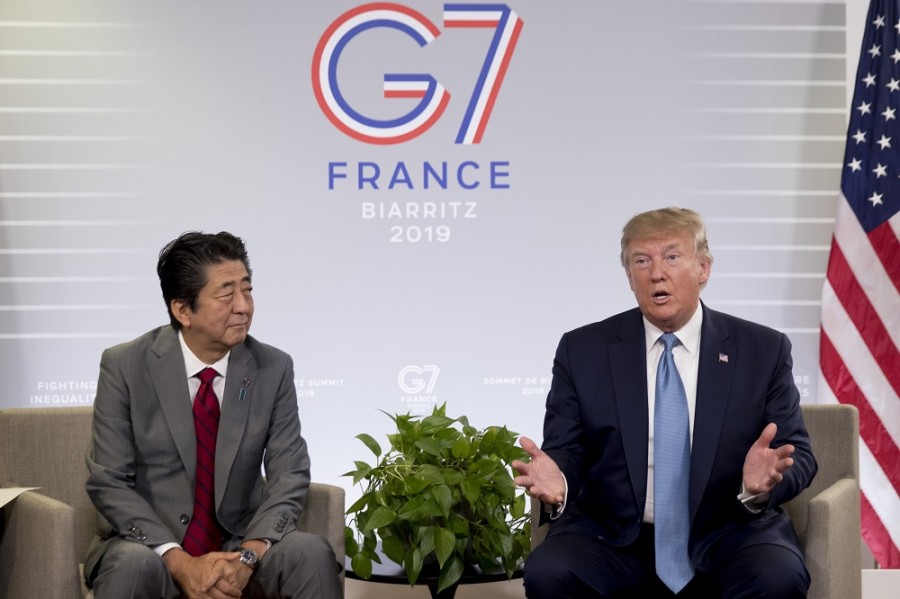 El presidente de Estados Unidos, Donald Trump, a la derecha, y el primer ministro japonés, Shinzo Abe, hablan durante una reunión bilateral en la cumbre del G-7 en Biarritz, Francia. Foto AP/Andrew Harnik.