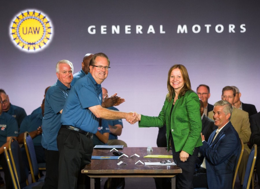 Jones estrecha la mano a Mary Barrra, directora general de GM, en el anuncio del inicio de las negociaciones del contrato colectivo de trabajo, cuya falta de acuerdo llevó a una huelga de más de un mes. Foto de GM 