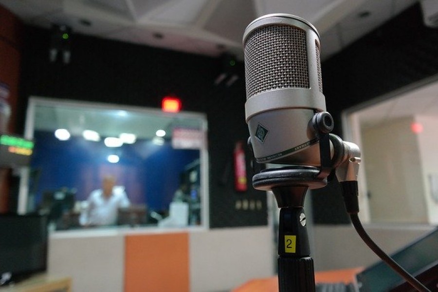La operación considera 17 estaciones de radio en México cuya propiedad es compartida con el conglomerado español Grupo Prisa. Foto de archivo