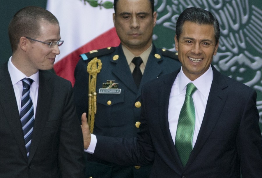 Ricardo Anaya (izquierda), excandidato presidencial del PANy entonces presidente de la Cámara de Diputados, acompaña al expresidente Enrique Peña Nieto (derecha), en el evento de firma de la reforma energética, en diciembre de 2013. Foto de AP/Eduardo Verdugo.